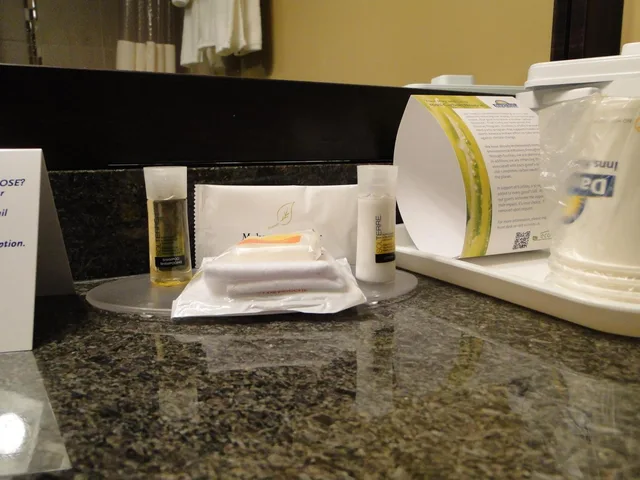 غرفة بسرير كينج وسريرين كوين بحوض استحمام، Days Inn By Wyndham Calgary Northwest 10/10