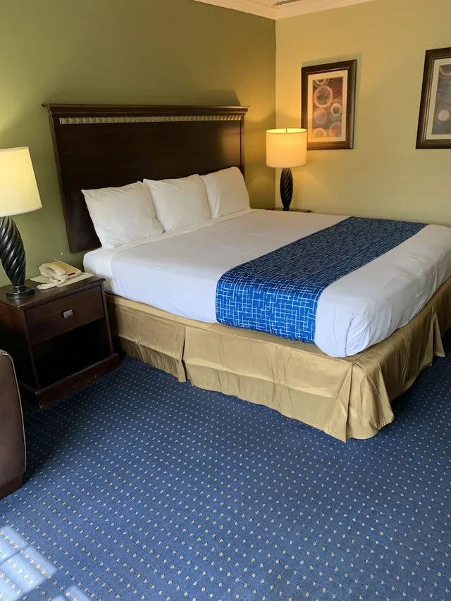 غرفة ديلوكس بسرير كينج، Travelodge by Wyndham Odessa 2/10