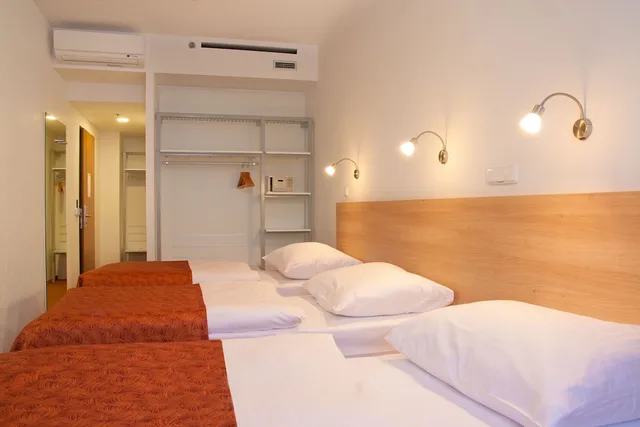غرفة قياسية ثلاثية بسرير كينج وسرير فردي مع سرير إضافي، Ambiance Hotel 6/10