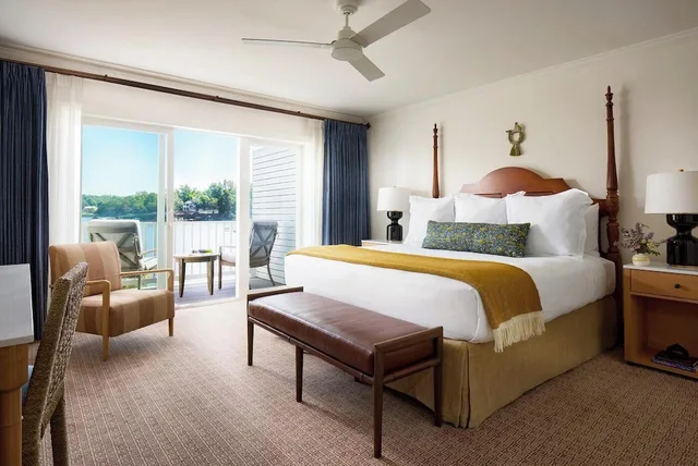 غرفة بريميوم بسرير كينج بشرفة، Tides Inn 1/5