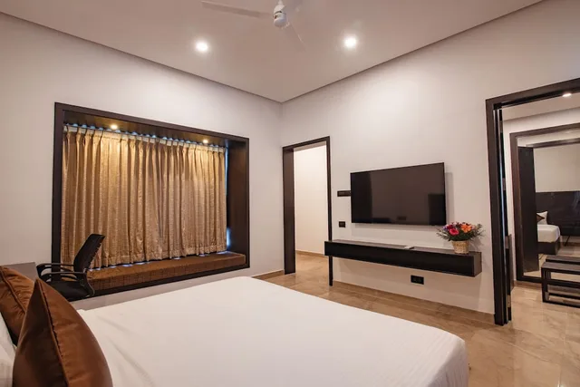 جناح بسرير كينج بإطلالة على المسبح للمدخنين، The Saravi Resort 1/1