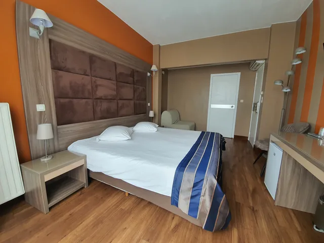 Superior, Double Bed, Hotel Midi-Zuid 2/7