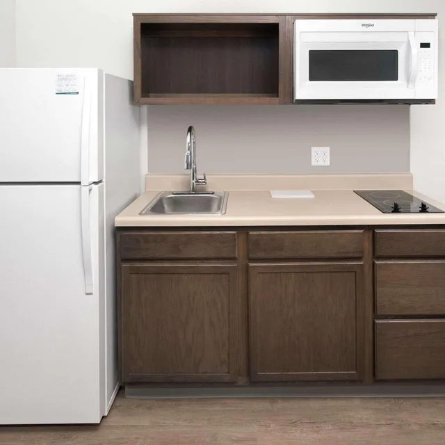 غرفة بسرير كوين مع أريكة، WoodSpring Suites Toledo Maumee 5/5