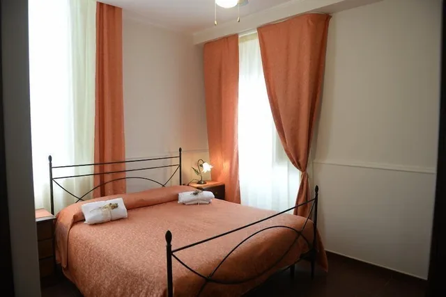 غرفة ثلاثية بسرير كوين وسرير فردي بحمام خاص، B and B San Leonardo 1/1