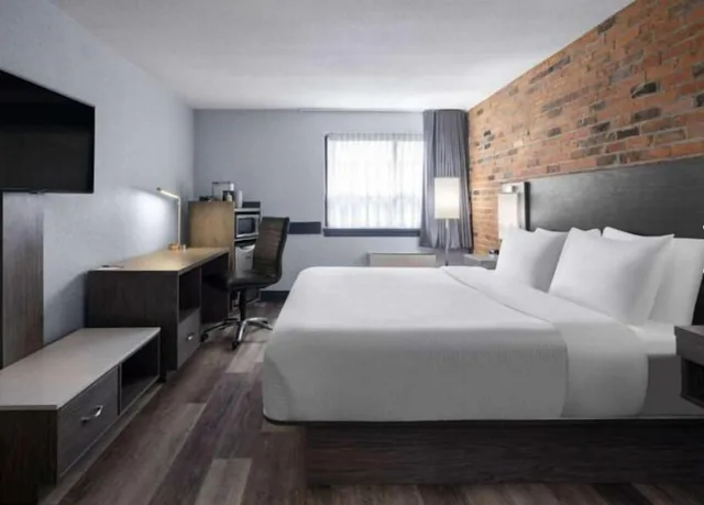 Deluxe, King Bed, Travelodge by Wyndham Barrie on Bayfield 2/3