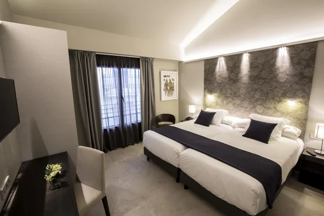 غرفة متصلة بسرير مزدوج وسريرين منفصلين، Vincci Mercat Hotel 2/5