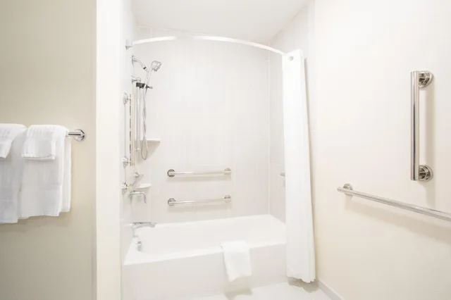 جناح استوديو بسرير كوين بحوض استحمام لذوي الإعاقة، CANDLEWOOD SUITES LONGMONT 5/6