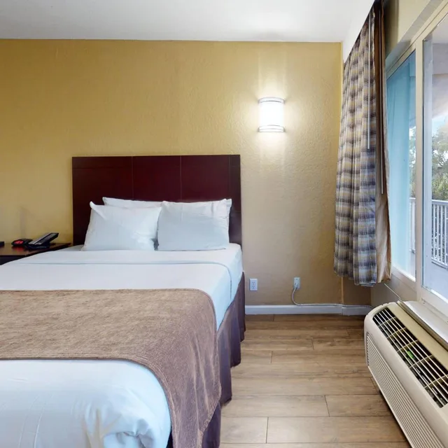 Room, 2 Queen Beds, Parking Lot View، Rodeway Inn and Suites Fort Lauderdale Airport and Cruise Port 5/10