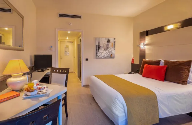 غرفة بسرير مزدوج أو سريرين منفصلين بشرفة، Originals, Hotel Galaxie, Nice Aeroport, CAP 3000 6/8
