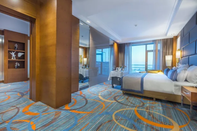جناح تنفيذي بسرير كينج مع أريكة، Movenpick Winter Park Baku 5/6