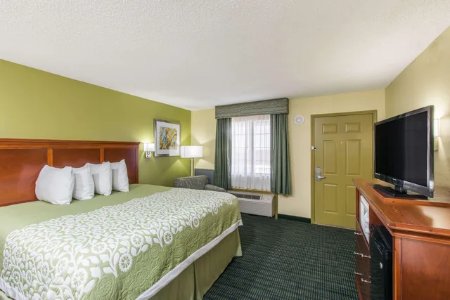 Room, King Bed, Days Inn & Suites by Wyndham Big Spring 1/1