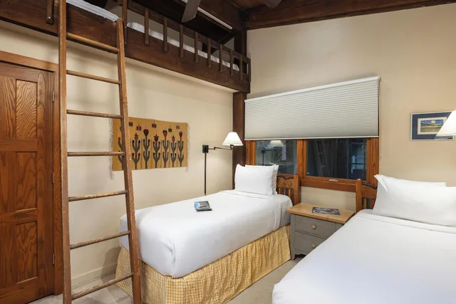 3 Bedrooms, Condo, Summit, 1 King and 4 Single Beds، Top of the Village - Destination Hotels & Resorts 1/3