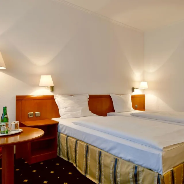 غرفة بسرير مزدوج أو سريرين منفصلين، Coronet Hotel 4/10