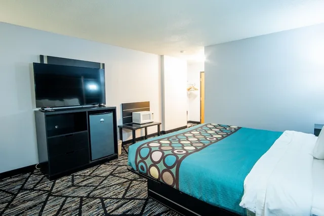 غرفة بسرير كينج لذوي الإعاقة، Asteria Inn and Suites 3/5