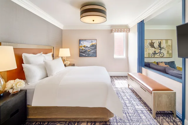 Suite, King Bed, Partial Lake View, Lake Front, Living Area, Hot Tub, Terrace، Fairmont Jasper Park Lodge 1/2