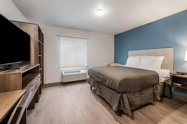 جناح أساسي بسرير كوين، WoodSpring Suites Charlotte - University Research Park 2/10