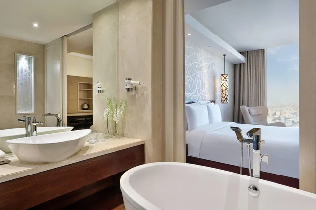 غرفة ديلوكس بسرير مزدوج بإطلالة على المدينة، فندق برج رافال(JW Marriott Hotel Riyadh) 6/7