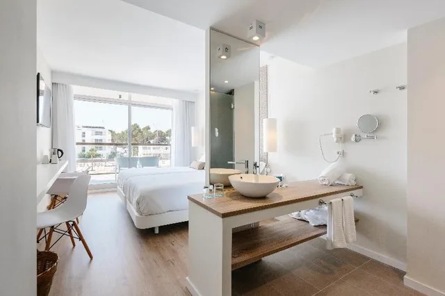 غرفة بسرير مزدوج وسريرين منفصلين بإطلالة على المسبح، AluaSoul Ibiza - Adults Only 2/2