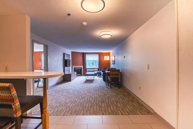 جناح بسرير كينج بجاكوزي، Holiday Inn Express & Suites Lincoln East - White Mountains 7/10