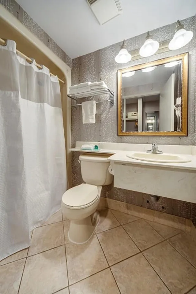 غرفة قياسية بسرير كينج وسريرين كوين، Monte Carlo Inn Brampton Suites 8/8