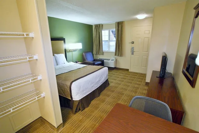 غرفة بسرير كوين لغير المدخنين بمطبخ، Studio 6 Suites Sacramento Northgate CA 1/7