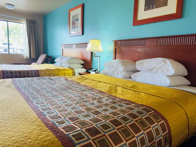 Downstairs, Standard, 2 Queen Beds, South Side، Claridge Inn 1/6