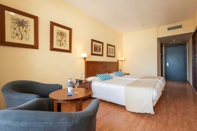Superior, Triple, Lateral Side Sea View، Leonardo Hotel Torremolinos Costa del Sol 3/5