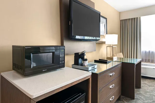 غرفة بسريرين كوين بحوض استحمام لذوي الإعاقة، Best Western Plus Kansas City Sports Complex Hotel 4/5