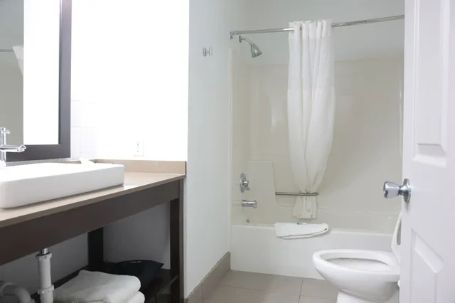جناح بسرير كينج بحوض جاكوزي، Country Inn And Suites By Radisson Sparta 6/7