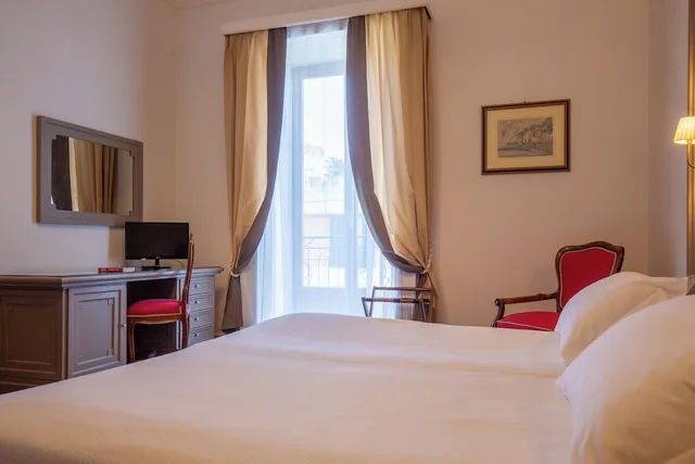 غرفة سوبيريور بسريرين منفصلين بإطلالة جزئية على البحر، Grand Hotel Europa Palace 2/10