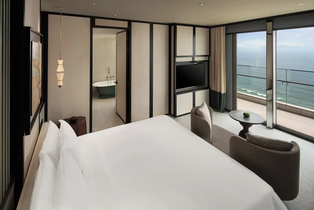 جناح بريميير بسرير كينج بإطلالة على البحر، New World Hoiana Beach Resort 3/7