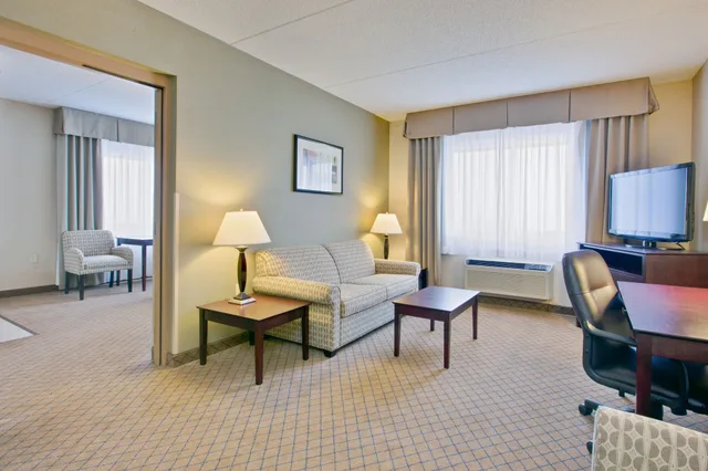 جناح بسرير كينج بإطلالة على النهر بغرفة نوم واحدة، HOLIDAY INN EXPRESS SAULT STE MARIE 4/8