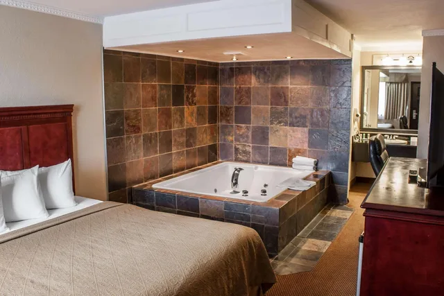 غرفة بسرير كينج، Quality Inn & Suites Fife Seattle WA 2/3