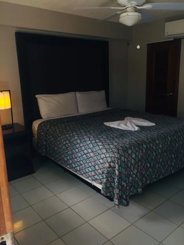 غرفة قياسية بسرير كينج، Corona Del Mar Hotel 2/4