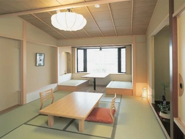 غرفة يابانية بفرشتي فوتون بأرضية تاتامي في الملحق، Yunokawa Kanko Hotel 2/2