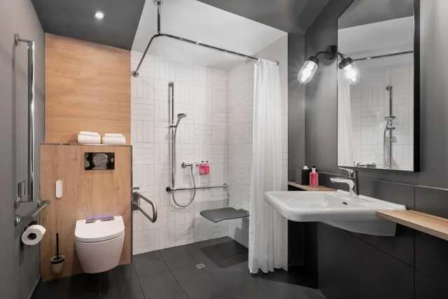 Moxy Sleeper, Guest Room, Queen Bed، Moxy Rapperswil 5/6