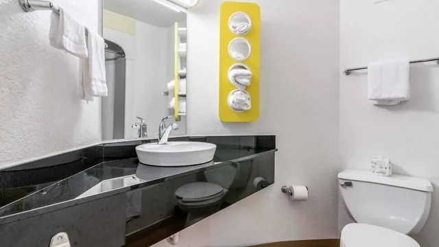 غرفة قياسية بسرير مزدوج لذوي الإعاقة، Motel6 Columbia, SC - Fort Jackson Area 7/9