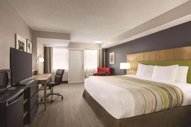 غرفة بريميوم بسرير كينج بشرفة لذوي الإعاقة، Country Inn & Suites by Radisson, Pigeon Forge South, TN 2/8