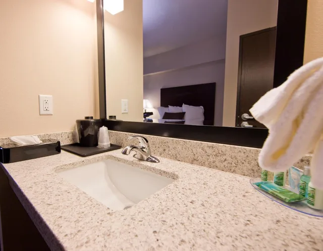 Room, Single, 2 Queen Beds, Sofa، Cobblestone Inn & Suites - Boone 4/4