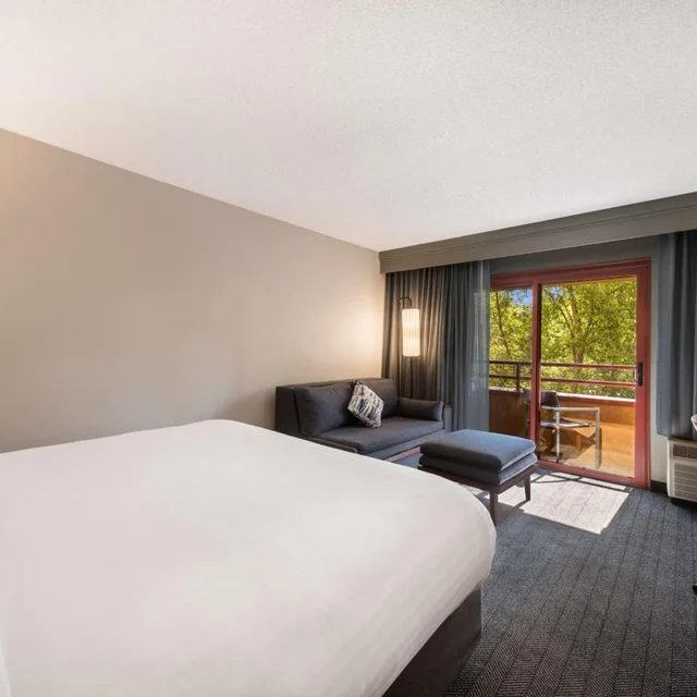 Guest Room, King Bed, Sonesta Select San Jose Airport 2/5