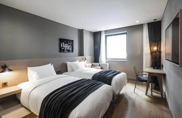 غرفة متصلة بسرير كوين وسريرين منفصلين، HOTEL 28 MYEONGDONG 1/2