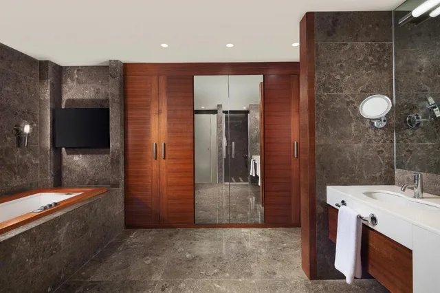 1 Bedroom, Signature, Sheraton, Suite, King Bed, Sea View, Club Lounge Access، Sheraton Istanbul Atakoy Hotel 6/6