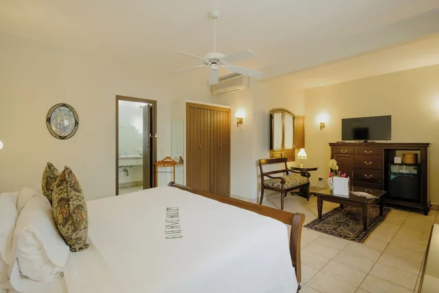 غرفة جونيور بسرير كينج بحوض استحمام، Hacienda Los Laureles 2/10