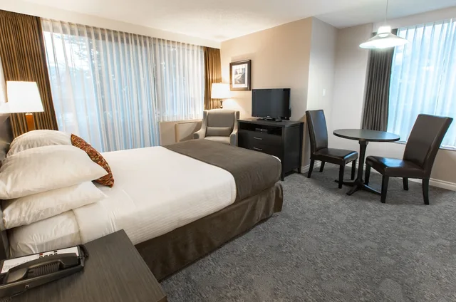 غرفة تقليدية بسرير كوين، Embassy Inn 2/10