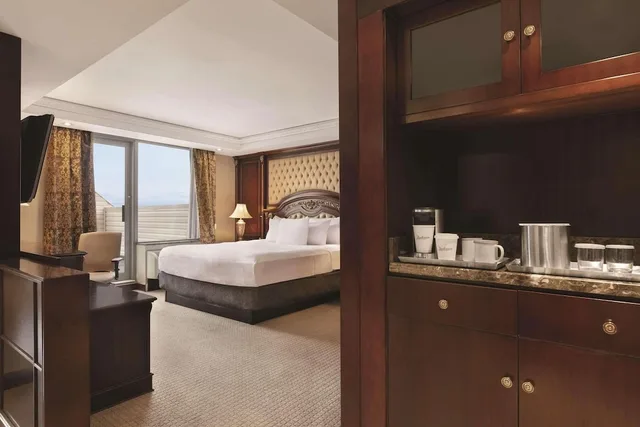 جناح بسرير كينج بغرفة نوم واحدة مع أريكة، Radisson Hotel Toronto Airport West 4/4