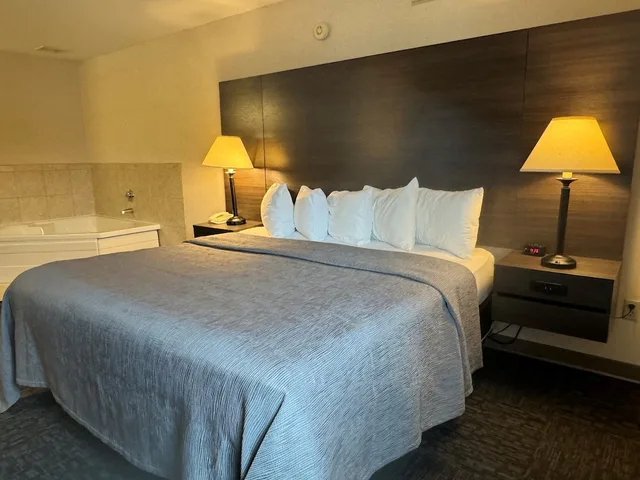 جناح بسرير كينج بحوض جاكوزي، Quality Inn Spearfish I-90 10/10