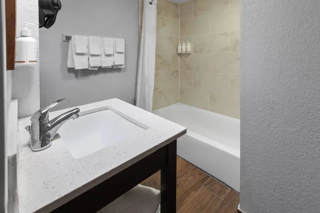 غرفة رباعية بسريرين مزدوجين، Baymont By Wyndham Downtown Detroit 5/5