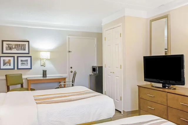 Room, 2 Double Beds, La Quinta Inn Victoria 3/5