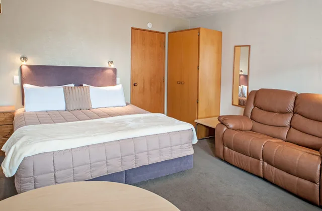 Executive, Studio, Twin Beds, Castles Motel 2/6