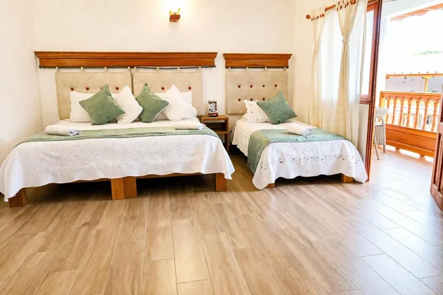 غرفة ديلوكس ثلاثية بسرير كوين وسرير فردي، Hotel Las Palmas Villa De Leyva 5/10